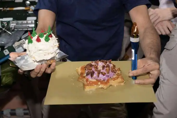 سلطان النيادي يحتفل بعيد ميلاده في الفضاء 