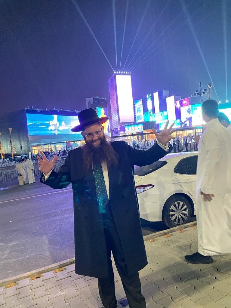 قناة إسرائيلية تجري حوار مع حاخام يهودي يقيم ويعمل في السعودية