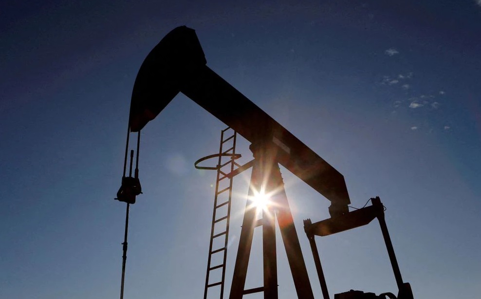 بسبب حظر روسيا تصدير الوقود .. النفط يسجل أول خسائر أسبوعية في شهر