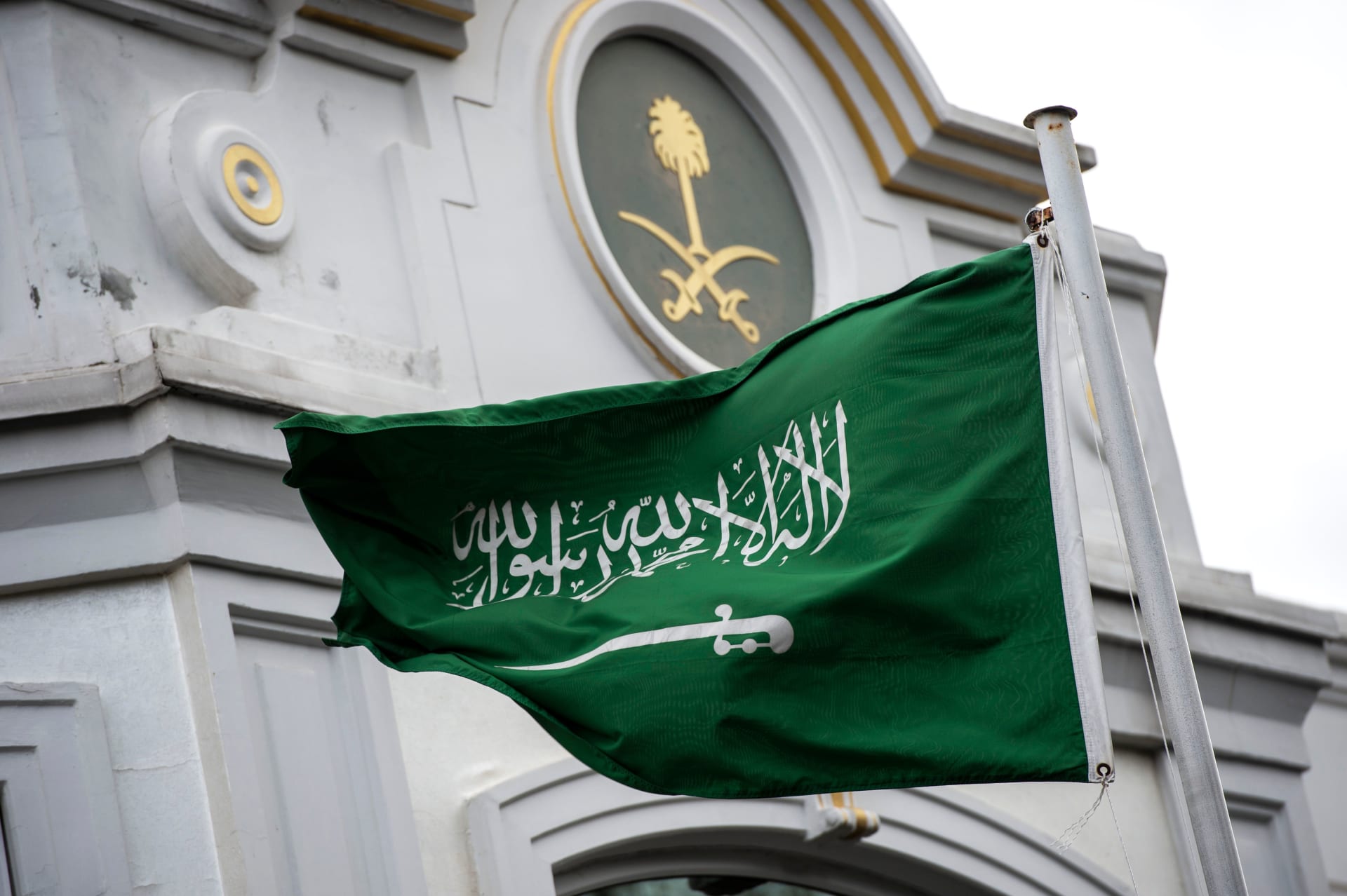 الكشف عن عصابة تحتكر أشهر أسواق الفساتين في العاصمة السعودية الرياض