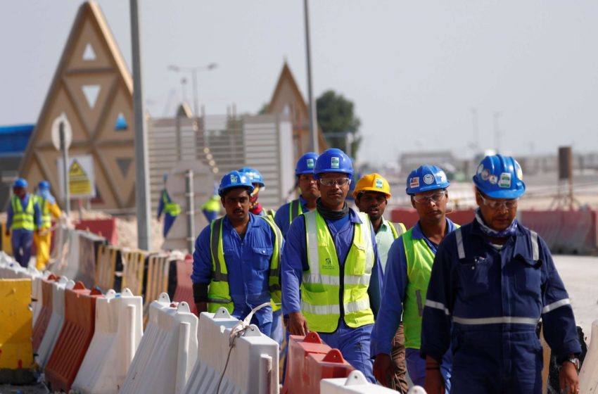عمال في قطر