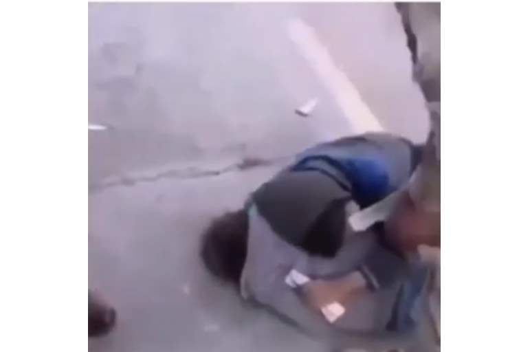فيديو يهز دولة عربية.. طفل يموت من البرد في الشارع بين أحضان أخيه