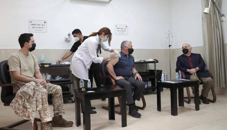 ملك الأردن أثناء تلقيه لقاح كورونا