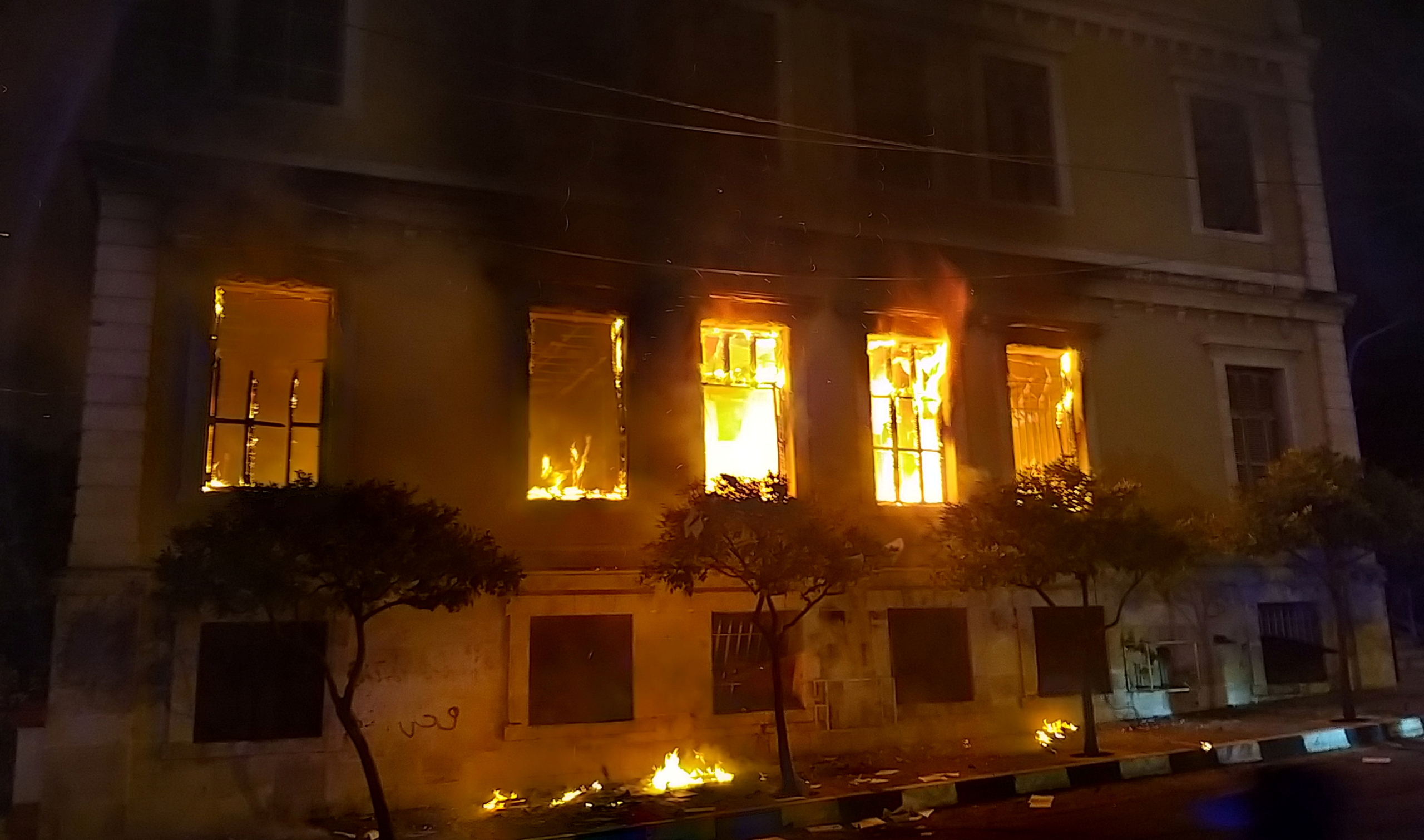 حريق مبني بلدية طرابلس
