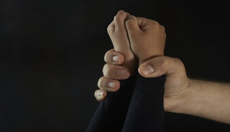 أب يهتك عرض ابنته القاصر