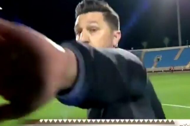 مدرب الرائد السعودي على كاميرا