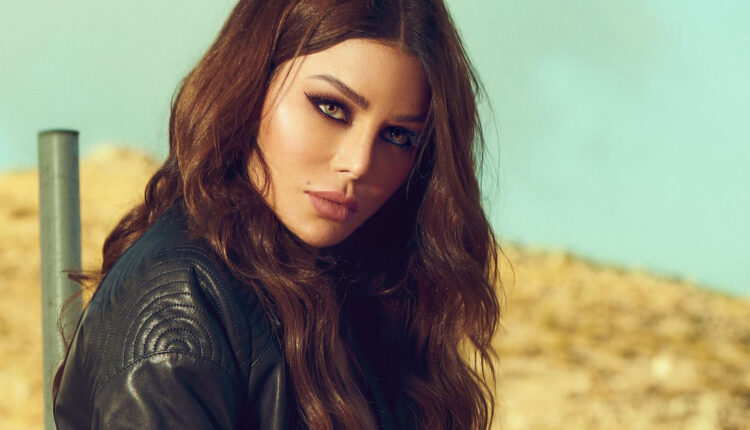 سعر حذاء هيفاء وهبي يشعل مواقع التواصل