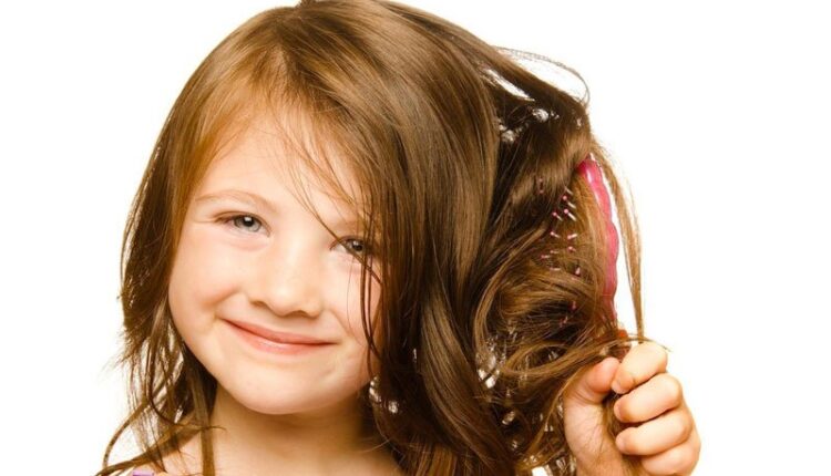 أم تنقذ شعر طفلتها