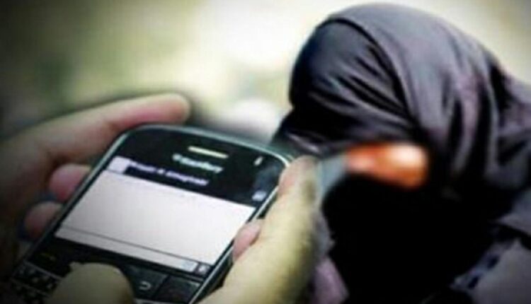 عراقية تبتز شقيقتها بصور مسيئة