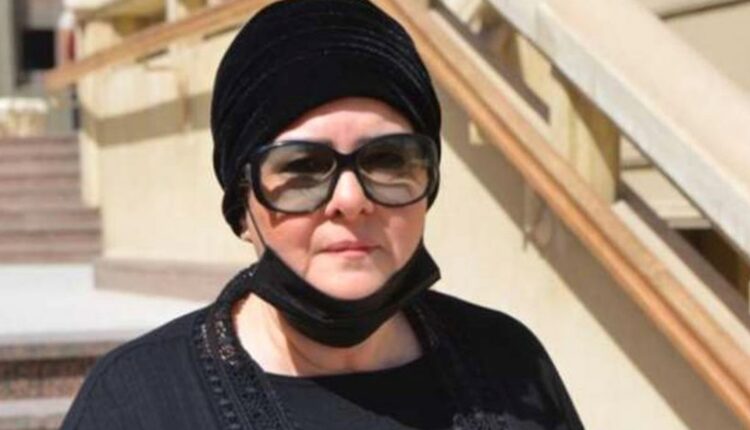 إعلامية مصرية تثير ضجة بسبب فيديو لها من أمام الكعبة يخص صحة دلال عبد العزيز