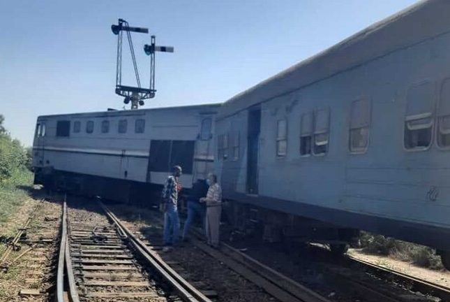 قطار يخرج عن القضبان في مصر