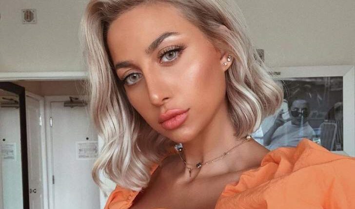 رد فعل صادم لـ مودل روز بعد أن قاطعها شاب بفعل فاضح في بث مباشر