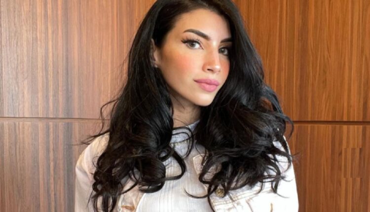 فاشينيستا سعودية تشارك جمهورها بعملية إزالة السيلكون من ثديها