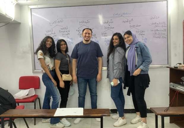 مدرس يعتذر لطالبته ببوكيه ورود وشيكولاته