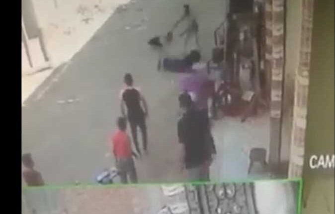 لحظة اعتداء شابين على امراة وسحلها وسط الشارع