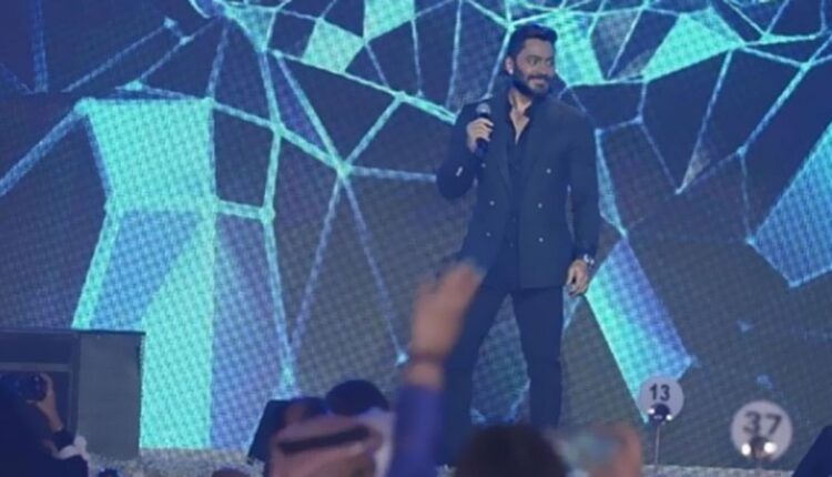 فتاة تصرخ في حفل تامر حسني في الرياض