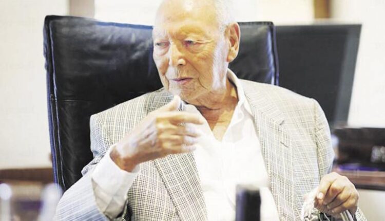 وفاة الملياردير أنسي ساويرس والد رجل الأعمال المصري نجيب ساويرس