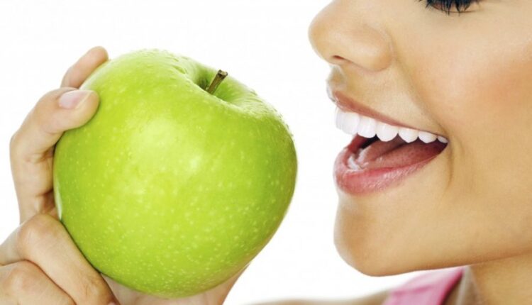 ماذا يحدث للجسم عند تناول تفاحة واحدة يوميا