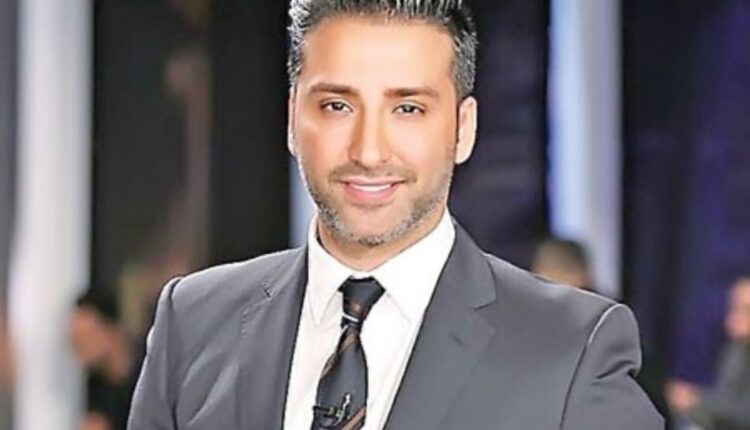 فنان كويتي مشهور يثير ضجة كبير لتقبيله ابنه على فمه