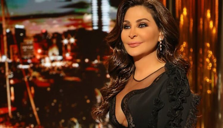 معجبة تفاجأ إليسا بهدية في حفلها بالعراق