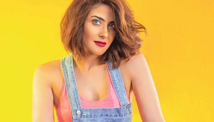 هيدي كرم ترد على منتقدي فيديو مع ابنها