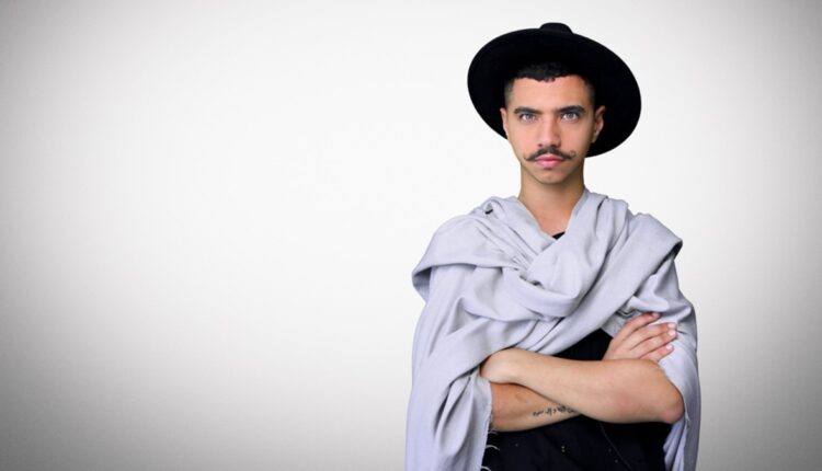 مهند كوجاك يتحرش بعارضي الأزياء