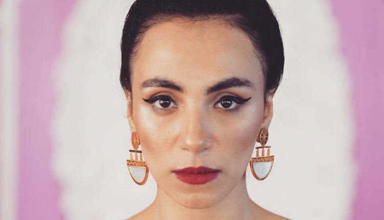 غرامة 10 آلاف لطبيب بيطري تحرش بفنانة مشهور وصورها من الخلف