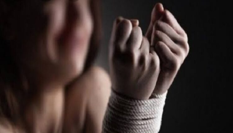 إرضاء لزوجته الثانية.. مصري يقتل ابنته بسيخ حديدي ويدفنها سرا