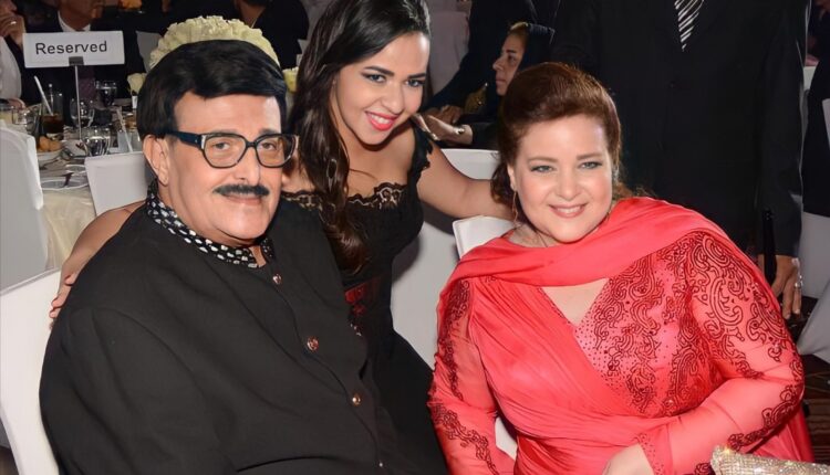 كيف ترد إيمي ودنيا على سؤال دلال عبد العزيز: هو سمير عامل إيه؟