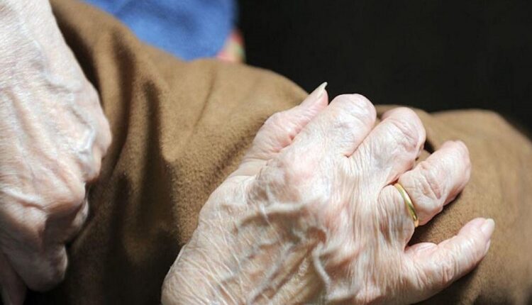 بعد 45 عاما من الزواج.. مسنة تخلع زوجها بجدة بسبب هجرها في فراش الزوجية