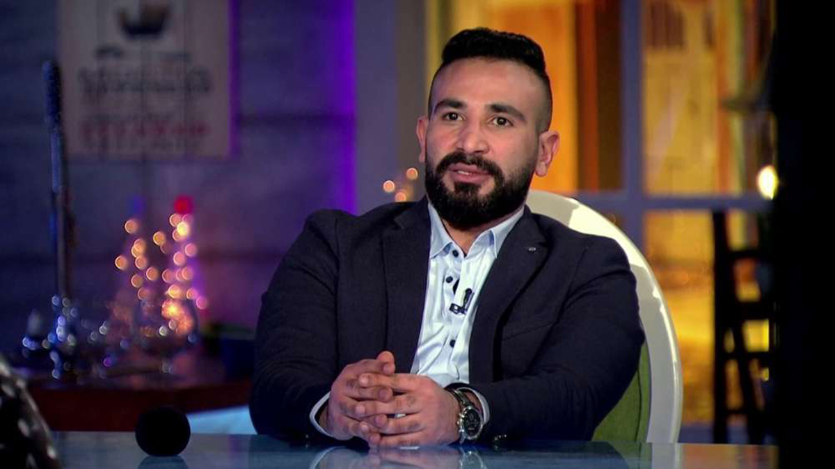 أحمد سعد يتعرض لانتقادات حادة بعد ظهوره بوشم داخل المسجد