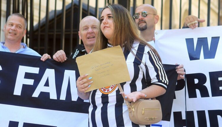 جماهير نيوكاسل تتطالب بإتمام صفقة بيع النادي