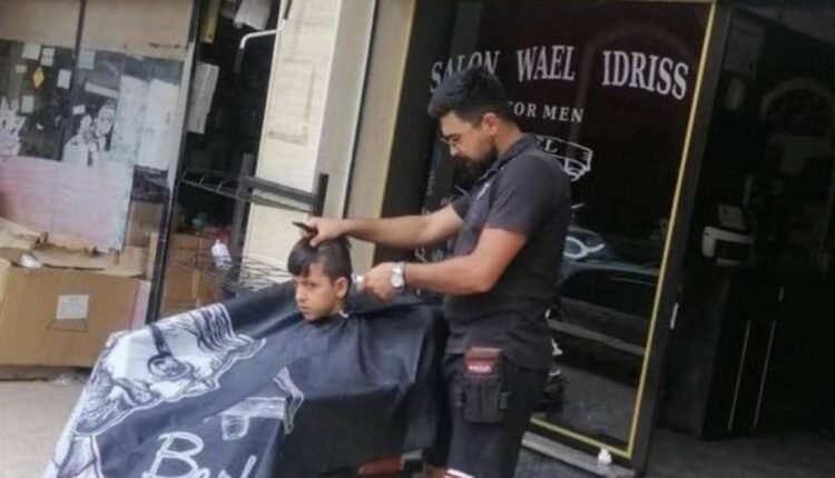 حلاقو لبنان يلجأون لحيلة طريفة لمزاولة نشاطهم مع انقطاع الكهرباء