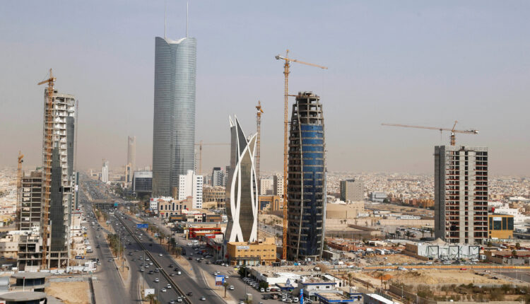 فيديو يرصد شخص مصاب بكورونا يتجول في شوارع السعودية