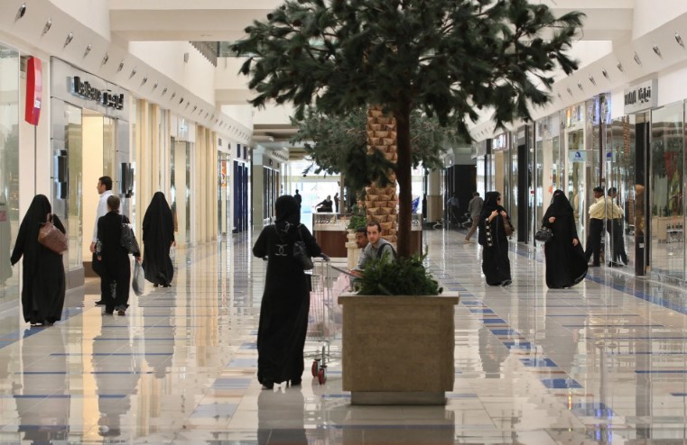 السعودية تجنب مهن جديدة بقصر العمل فيها على السعوديين
