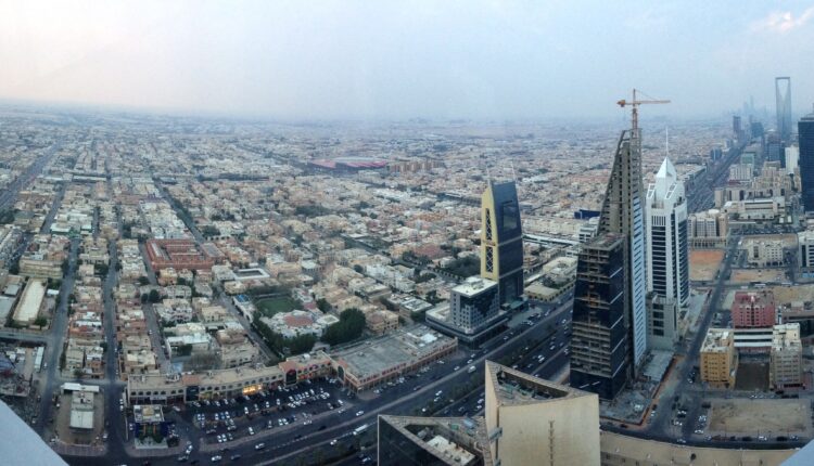 في السعودية.. احذر ارتداء تلك الملابس حتى لا تتعرض للعقوبة