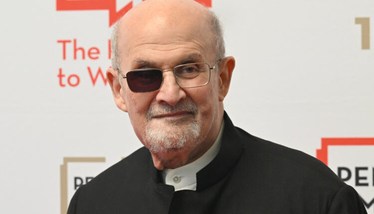 سلمان رشدي بعين واحدة