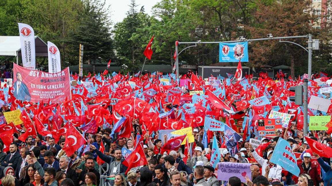 الأتراك يدلون بأصواتهم في الانتخابات التركبة