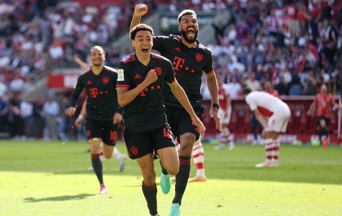 توج بايرن ميونخ بالدوري الألماني بعد تعثر غريمه التقليدي بورسيا دورتموند.