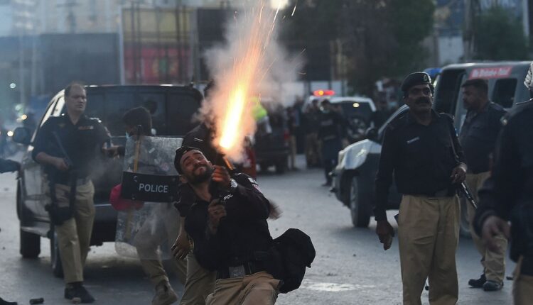 اشتباكات بين أنصار خان والجيش الباكستاني