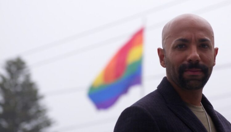 طبيب قطري مثلي الجنس يتجول في الولايات المتحدة الأمريكية بالزي الخليجي