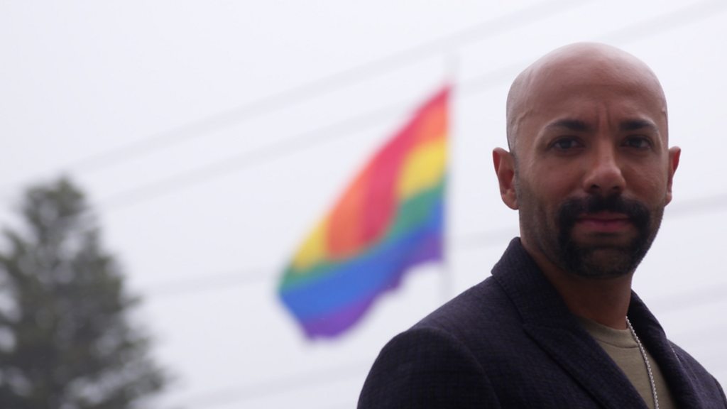 طبيب قطري مثلي الجنس يتجول في الولايات المتحدة الأمريكية بالزي الخليجي
