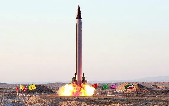 إيران تعزز من قدراتها العسكرية وتكشف عن صاروخ فرط صوتي