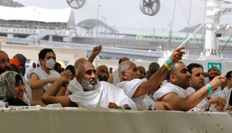 حجاج بيت الله الحرام يرمون جمرة العقبة الكبرى