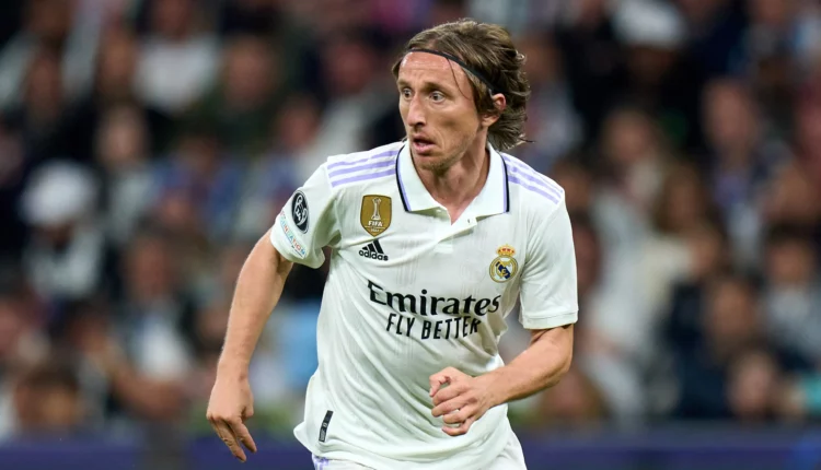 مودريتش يوقع لريال مدريد لمدة عام ويرفض عرض الهلال السعودي
