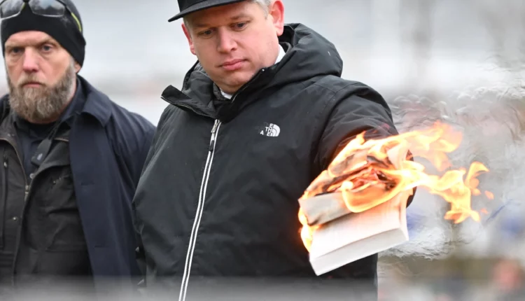 سويدي يمزق المصحف الشريف ويدوس على صفحاته ثم يحرقه في أول أيام عيد الأضحى