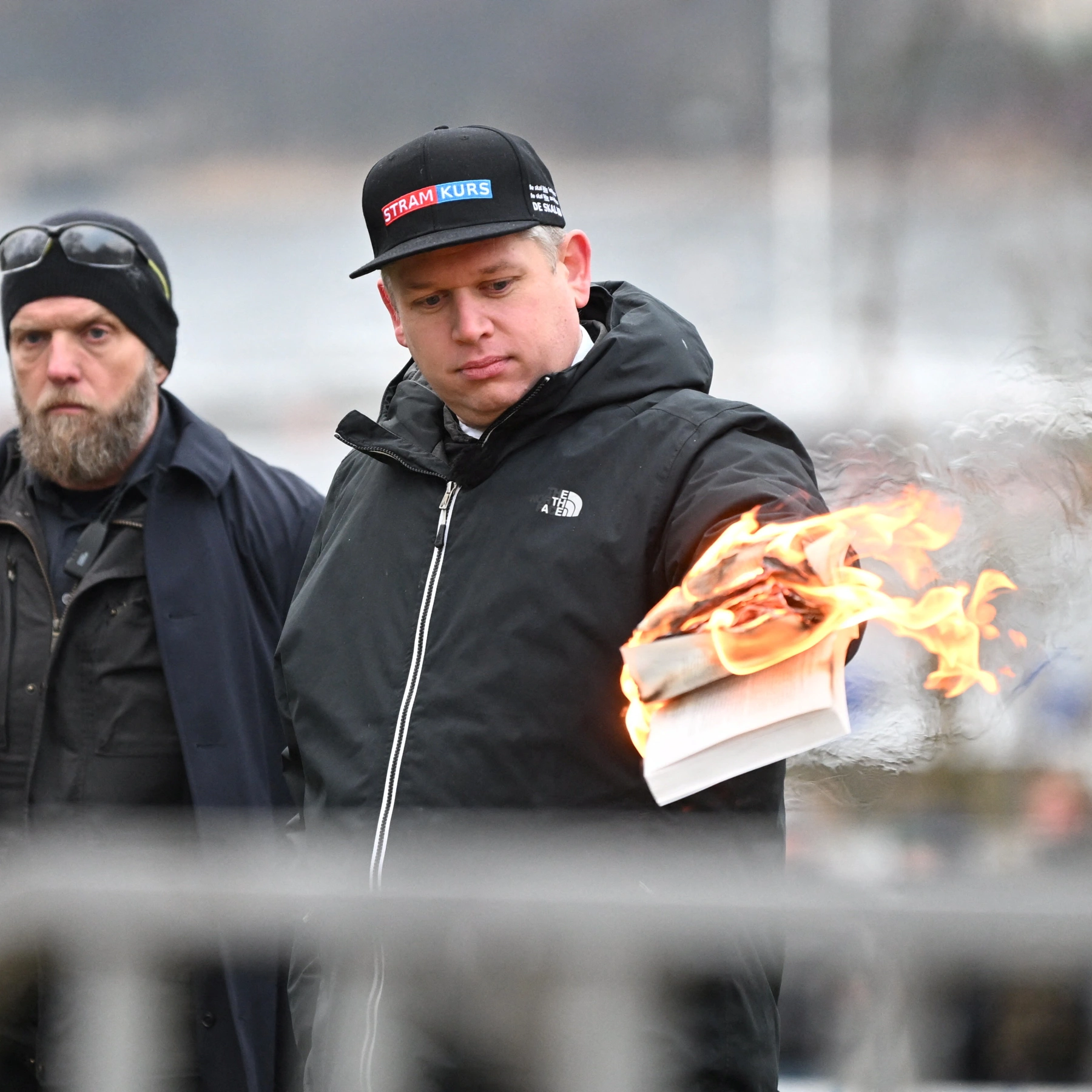 سويدي يمزق المصحف الشريف ويدوس على صفحاته ثم يحرقه في أول أيام عيد الأضحى