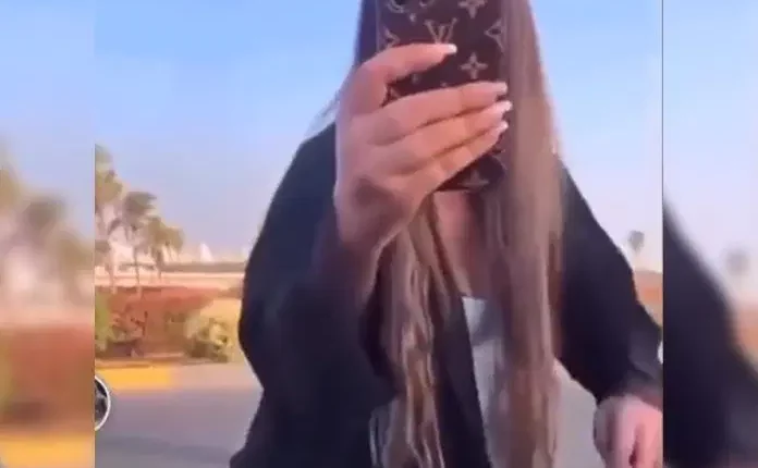 السعودية .. فيديو يوثق قيام إمرأة شبه عارية بالتحرش بشخص رفض صعودها لسيارته