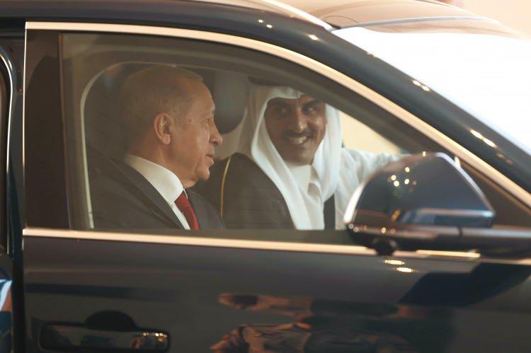 الأمير تميم يقود سيارة توغ الكهربائية تركية الصنع برفقة أردوغان