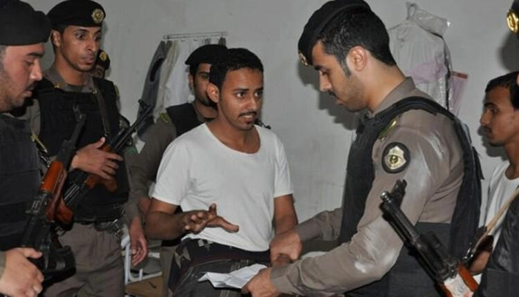 السعودية تصدر عدة عقوبات لمخالفي الإقامة والعمل في البلاد